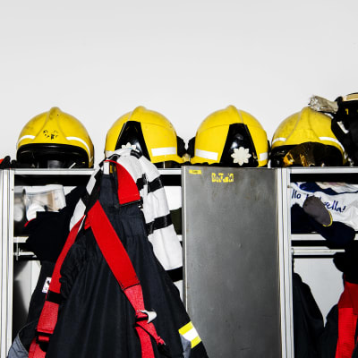 Utrustning och hjälmar för brandmän.
