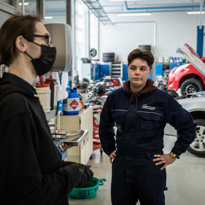 Autoasentajaksi opiskeleva Beatrice Rönnberg kuuntelee opettajaa.