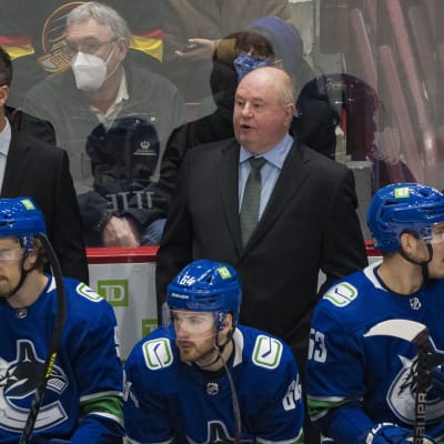 Vancouver Canucksin uusi päävalmentaja Bruce Boudreau antaa ohjeita joukkueelleen.