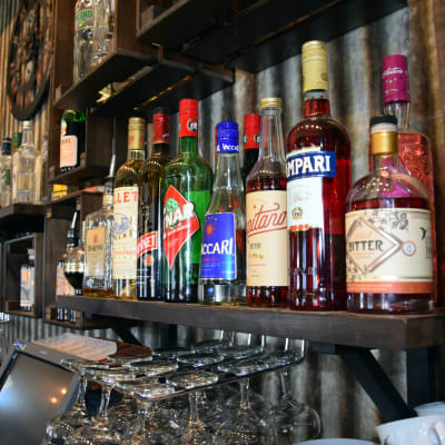 Apritflaskor i en bar