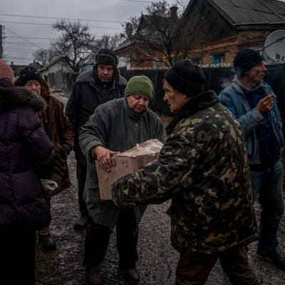Ihmiset vastaanottavat humanitaarista apua Bahmutin kaupungissa Itä-Ukrainassa.