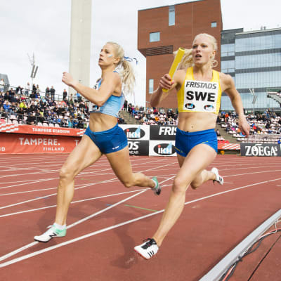 Jeanine Nygård i farten mot Hanna Palmqvist under Sverigekampen 2020.
