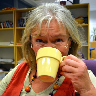 Ansiktsbild på Pia Abrahamsson när hon dricker kaffe.