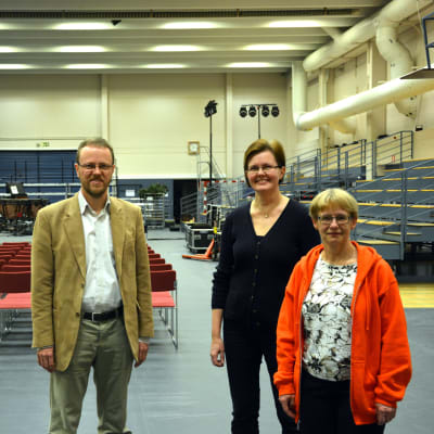 Jan Hellberg, Pia Valtanen och Åsa Westerlund arranger körfesten som snart fyller bollhallen i Ekenäs