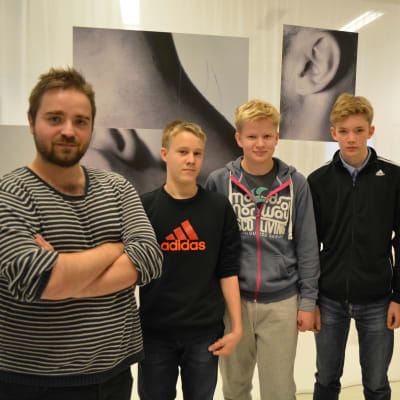 Nyhetsskolans unga journalister från Hoplaxskolan tillsammans med Ted Forsström och Björn Karlsson