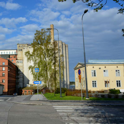 Silorna som står intill Academill i Vasa sett från korsningen av Museigatan och Skolhusgatan.