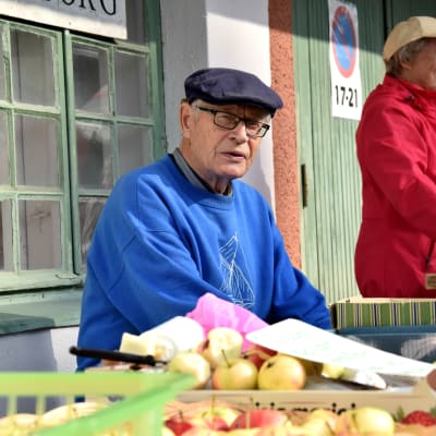 Börje Bärlund säljer äppel i Borgå