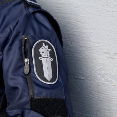Ärm på polisuniformen.