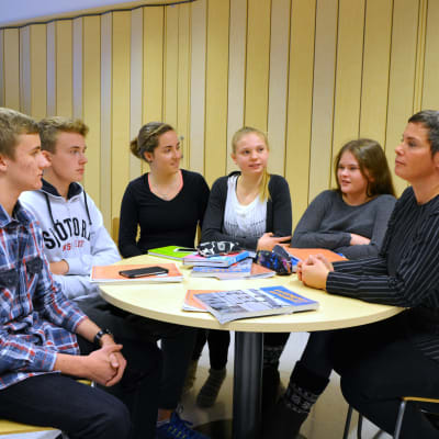 Elever på Vasa övningsskola diskuterar med elevhandledare Pamela Backholm.