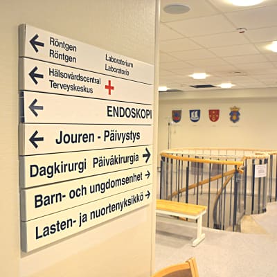 Malmska sjukhuset i Jakobstad. Samarbetsområdets fyra kommunvapen på väggen i bakgrunden.