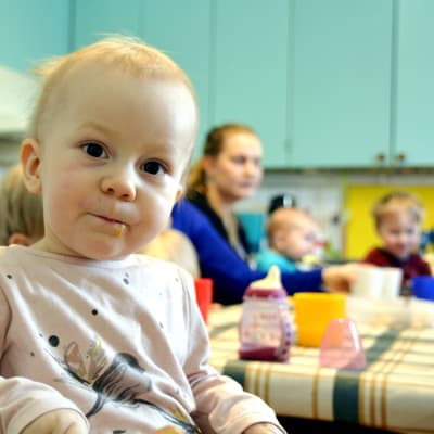 Barn på Pernå församlings klubb. Sitter vid matbordet.