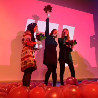 Feministiska partiets ledare på scenen efter partikongressen i september 2017, ordförande Katju Aru i mitten. 