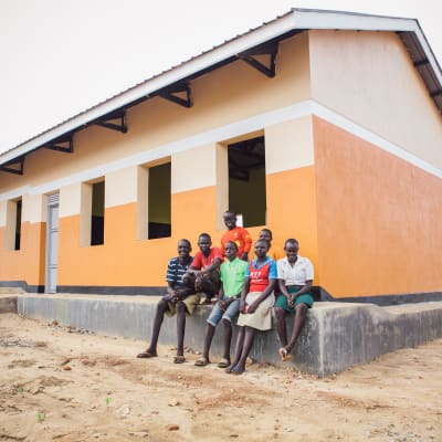 Fler och bättre klassrum behövs för att trygga undervisningen. Kyrkans utlandshjälp bidrar bland annat genom Näsdagskampanjen till utbildningsprojekt för flyktingar i Uganda.
