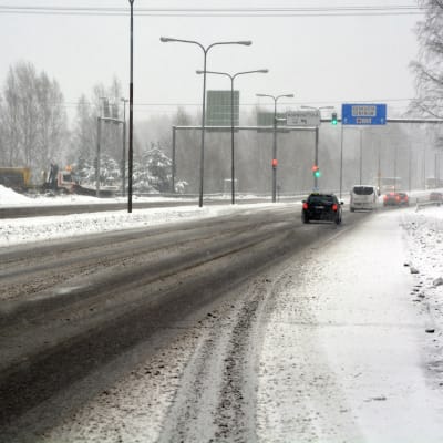 Dåligt väglag på Västra Mannerheimleden i Borgå