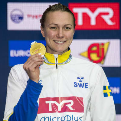 Sarah Sjöström med en av sina EM-guldmedaljer.