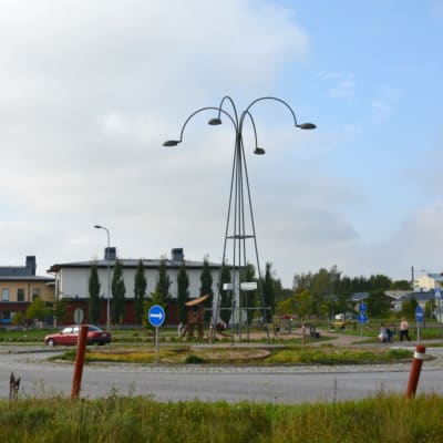 Vy av Kimito centrum med rondell, gatlykta och Villa Lande i bakgrunden.