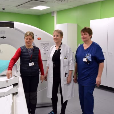 Birgitta Ivars (diagnostikcentrets överskötare), Susanna Luukkonen (diagnostikcentrets direktör) och Gun Berg (avdelningsskötare på enheten för klinisk fysiologi och isotopmedicin.