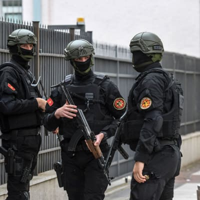 Poliser utanför domstolsbyggnad i Podgorica, Montenegro 9.5.2019