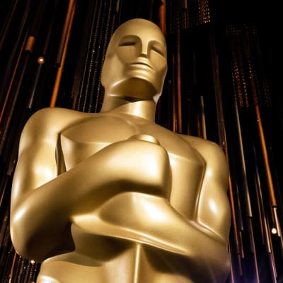 Oscarsstaty i guld mot glittrig bakgrund