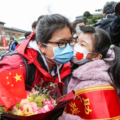 En hälsovårdare som jobbat i Wuhan välkomnas av sin dotter efter att ha återvänt hem   