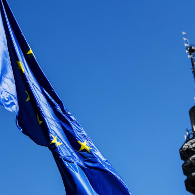 Kuvassa liehuu Euroopan unionin lippu, taustalla näkyy Pasilan linkkitorni.