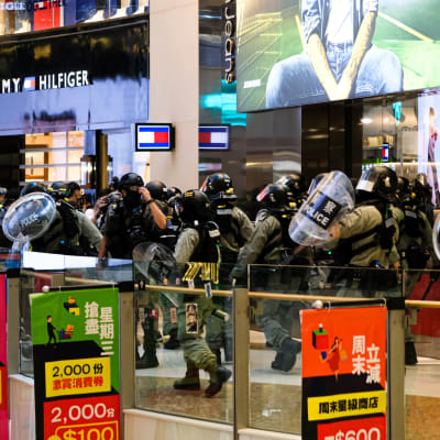 Polis och demonstranter drabbar samman i ett köpcenter i Hongkong den 10 maj 2020.