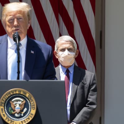 Vita husets rådgivare Anthony Fauci bär ansiktsskydd i motsats till sin chef Donald Trump.