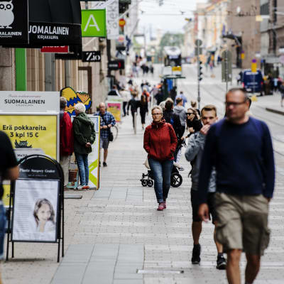 Människor promenerar på Alexandersgatan i Helsingfors i juli.