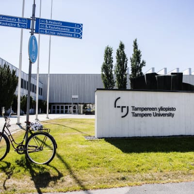 En vit byggnad med en skylt där det står Tammerfors universitet.