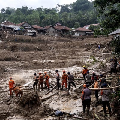 Pelastustyöntekijät siivoavat maanvyörymän jälkiä ja etsivät kadonneita ihmisiä Indonesiassa.