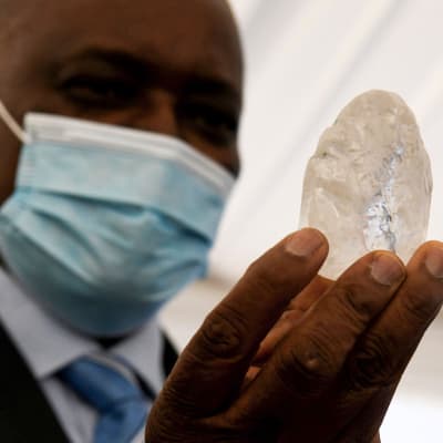 Mokgweetsi Masisi med en stor diamant i handen.