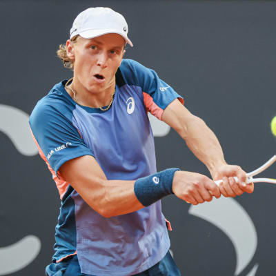 Emil Ruusuvuori spelar tennis.