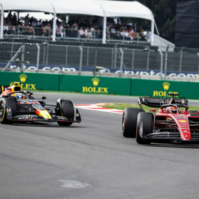 Perez och Leclerc kör efter varandra.