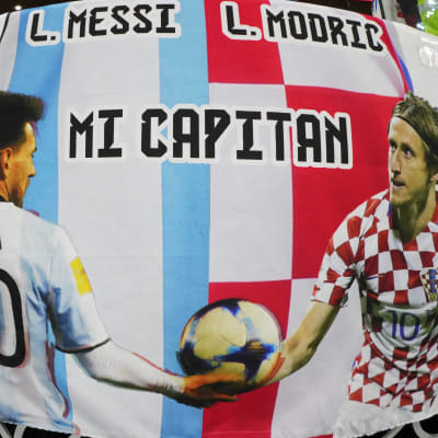 Flagga med bild på Luka Modric och Lionel Messi. 
