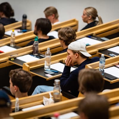 Studerande sitter i en föreläsningssal.