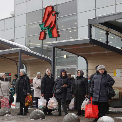 Människor väntar framför den franska stormarknadskedjan Auchan i gallerian Mega i Moskva.