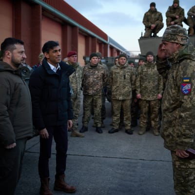 Ukrainan presidentti Volodymyr Zelenskyi ja Britannian pääministeri Rishi Sunak tapasivat Britanniassa koulutettavia ukrainalaisia panssarijoukkoja helmikuussa.