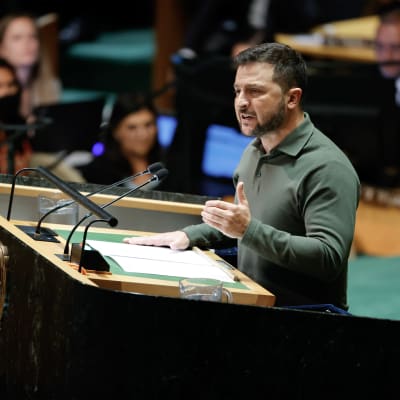 Ukrainas president står bakom podiet och talar inför FN.