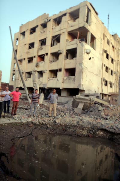 Kratern efter att bilbomben exploderade i Kairo, Egypten den 20 augusti 2015.