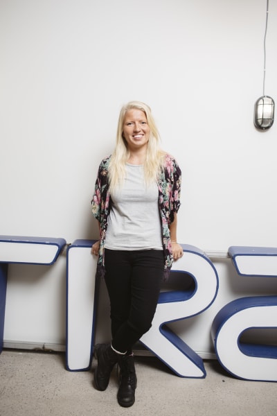 Marleena Ahonen expert på cirkulär ekonomi framför en vit vägg