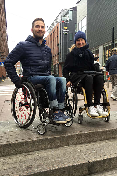 Henry Manni guidar Sonja Kailassaari runt Helsingfors i rullstol.