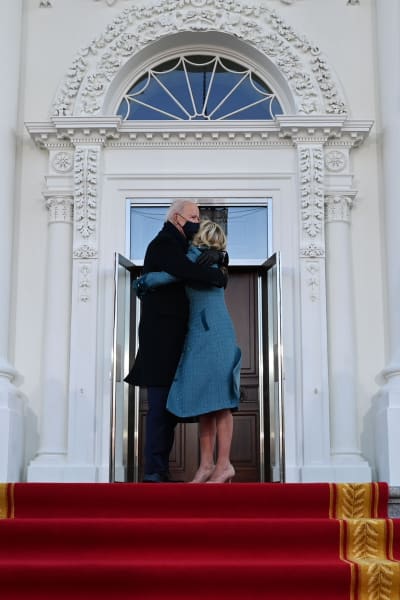 Joe och Jill Biden kramas innan de går in i Vita huset