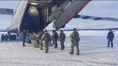 Ryska soldater som går ombord på ett flygplan. 