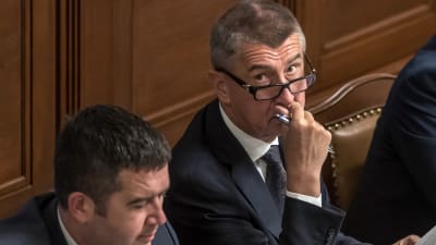 Den tjeckiske premiärministern Andrej Babiš (till höger) och hans inrikesminister, socialdemokraternas ledare Jan Hamáček (till vänster) under parlamentsdebatten på tisdag kväll 11.7.