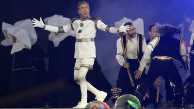 Brittiska komikern Eric Idle uppträder på Olympiska Spelens avslutningsceremoni i London 12.8.2012.