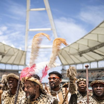  Traditionella kläder, sköldar och käppar på Moses Mabhida Stadium i Durban den 29 oktober 2022 under den officiella kröningsceremonin för Sydafrikas Zulukung Misuzulu.   