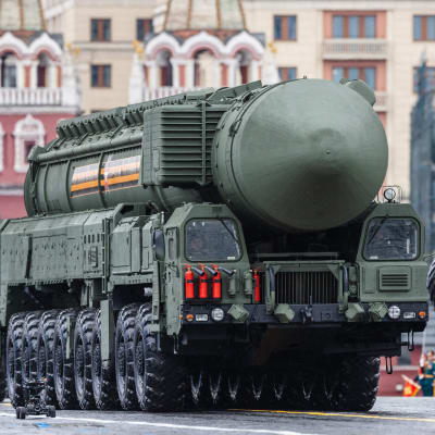 Ryssland visade upp RS-24 Jars-missiler under segerdagsparaden i maj i år.  Den här ballistiska roboten ska kunna bära tio kärnstridsspetsar. 