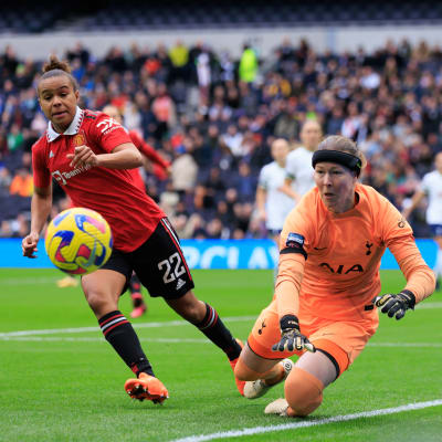 Manchester Unitedin Nikita Parris (vas.) ja Tottenhamin Tinja-Riikka Korpela.