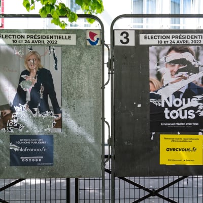 Marine Le Penin ja Emmanuel Macronin vaalijulisteet on revitty.