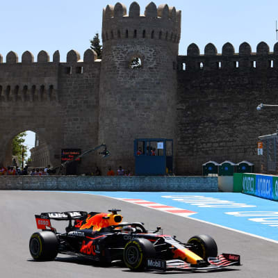 Max Verstappen rattar sin Red Bull i Baku 2021.